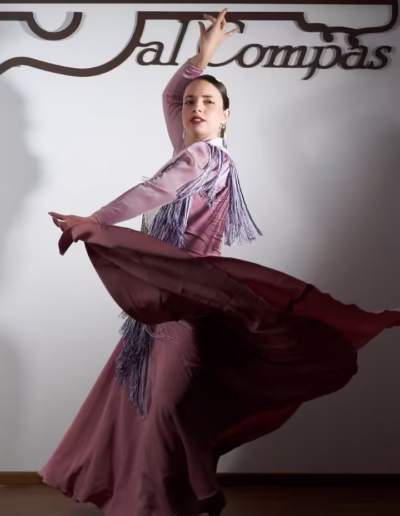 Movimiento del vestido de flamenca de cristina gallo durante un giro en el escenario