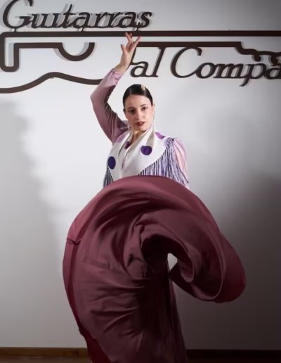 cristina gallo bailando flamenco tradicional con técnica y pureza en las tablas