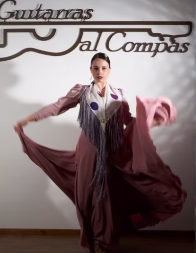 Remate final del baile de cristina gallo en un espectáculo de flamenco en vivo