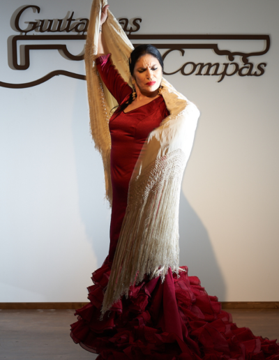 Luisa Chicano con traje de flamenca rojo