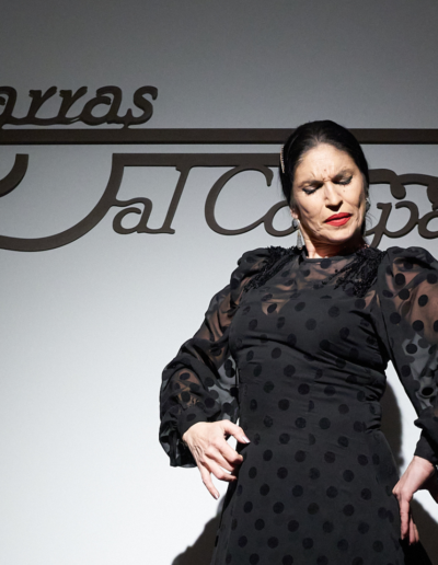 Gesto dramático de la artista Luisa Chicano característico del baile flamenco de raíz