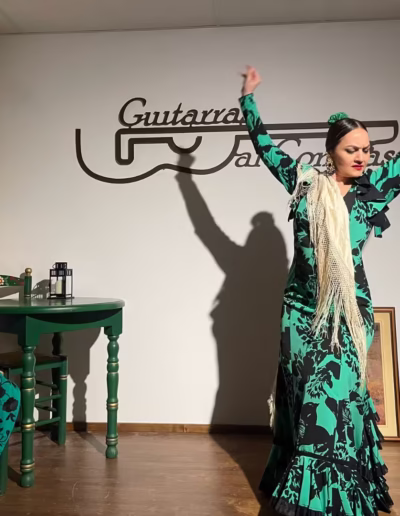 Vanessa Cortes bailando flamenco tradicional con técnica y pureza en las tablas