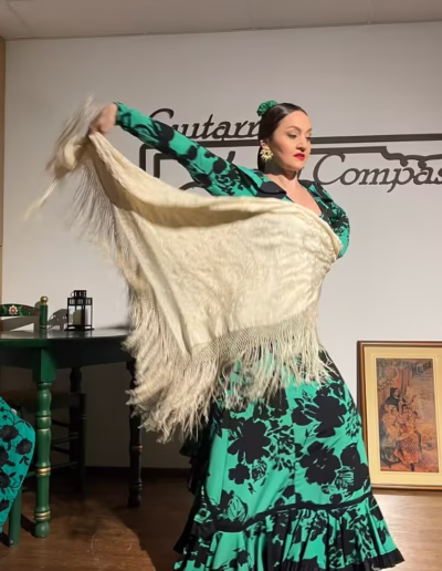 Remate final del baile de Vanessa Cortes en un espectáculo de flamenco en vivo