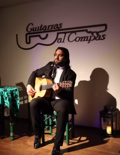 Retrato del artista flamenco Nane Lucas actuando en directo en Guitarras al Compás