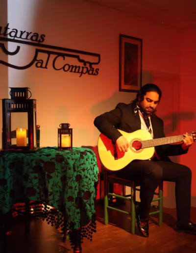 Nane Lucas tocando la guitarra flamenca con maestría en el tablao Guitarras al Compás