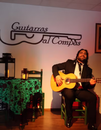 El cantaor Nane Lucas interpretando un cante jondo lleno de sentimiento en un espectáculo de flamenco
