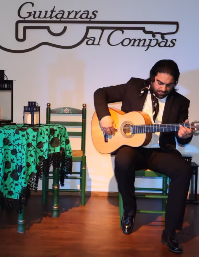 Espectáculo de flamenco auténtico en Guitarras al Compás con el toque de Nané Lucas y cuadro de baile