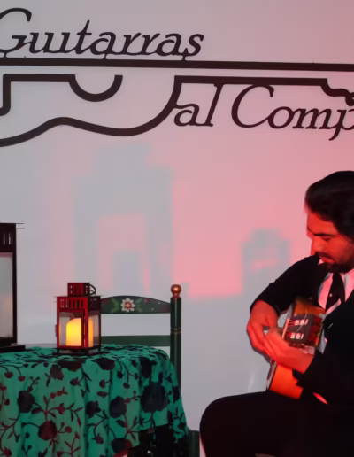 Interior acogedor del tablao flamenco Guitarras al Compás, el lugar ideal para vivir el flamenco en vivo