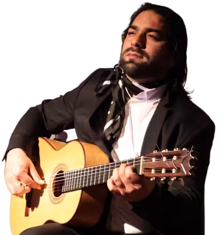 Nane Lucas artista Primer plano de las manos de Nane Lucas realizando un rasgueo en su guitarra flamenca en Guitarras al Compás