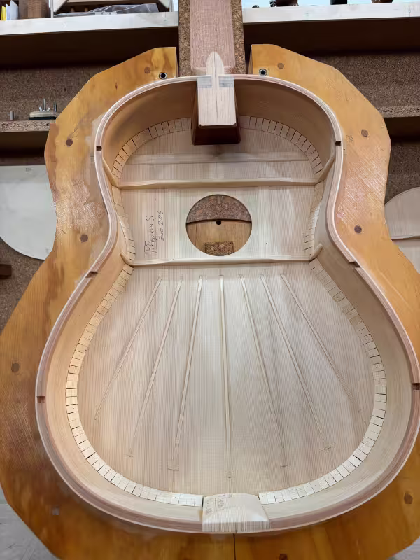 Fondo de madera con barras armónicas preparadas para cerrar la caja de la guitarra
