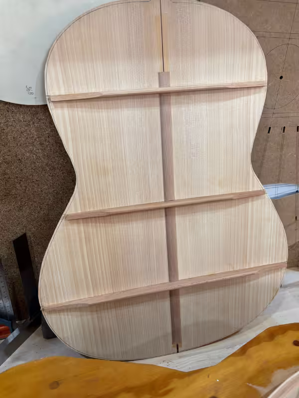 Abanico armónico en la tapa de una guitarra flamenca durante su construcción artesana
