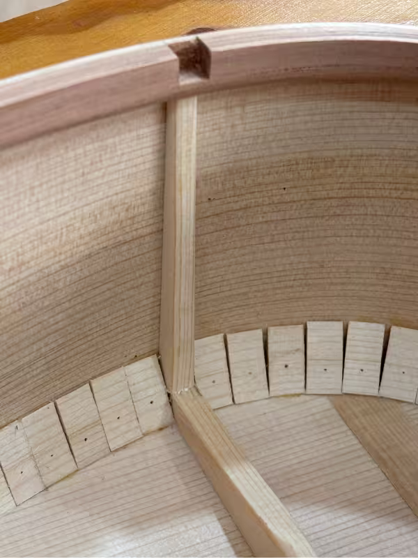 Montaje de los aros de la guitarra con peones de madera sobre una solera tradicional