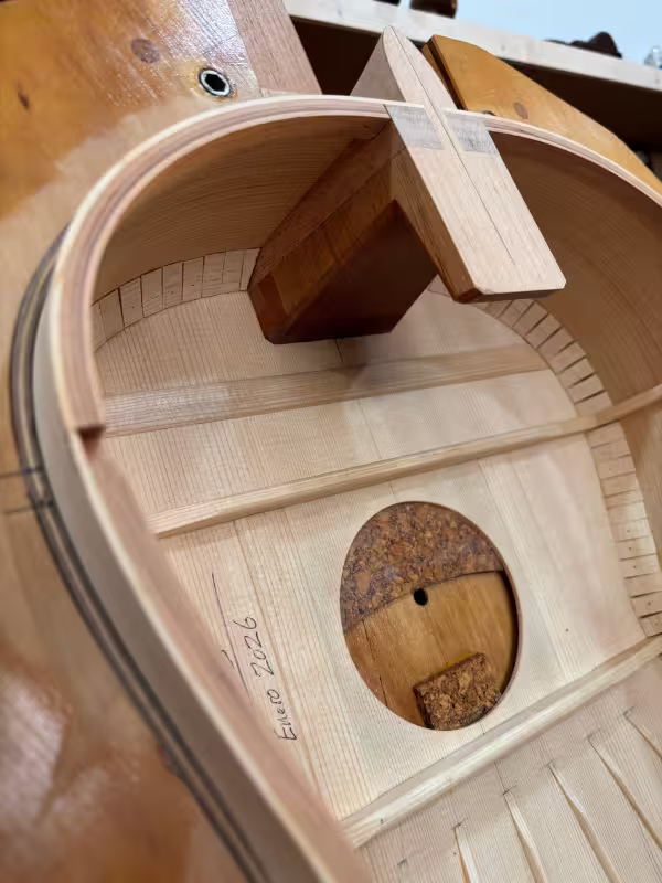 Detalle del zoque y el encaje del mástil en la lutería tradicional española