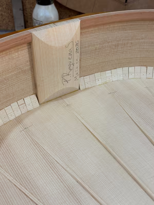 Firma original del luthier artesano en el zoque interior de una guitarra flamenca hecha a mano