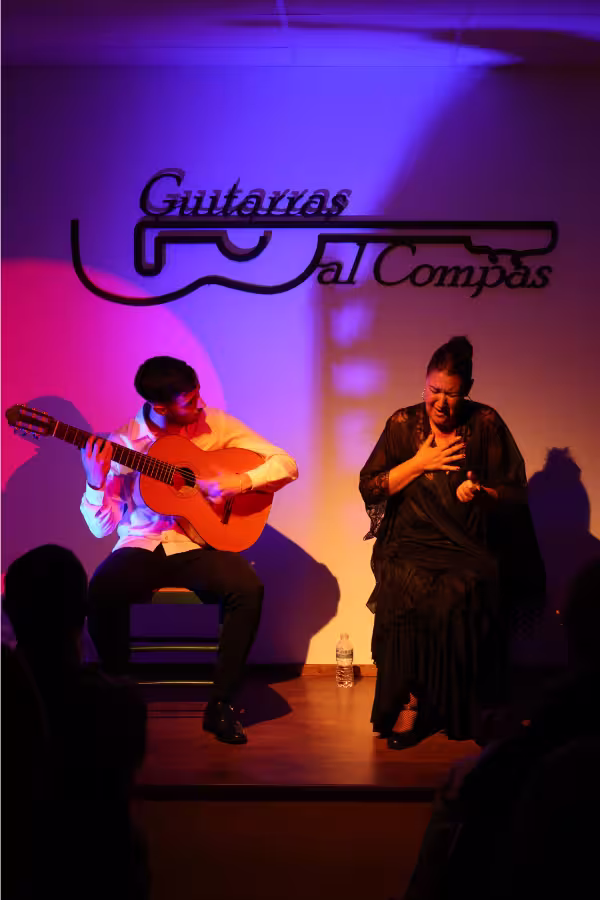 Francis Bonela Chico a la Guitarra y Rocío Alcalá al cante en el II Ramillete Flamenco