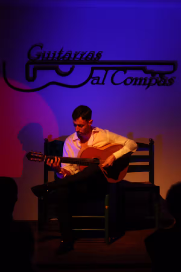 Francis Bonela Chico a la guitarra en el II Ramillete Flamenco