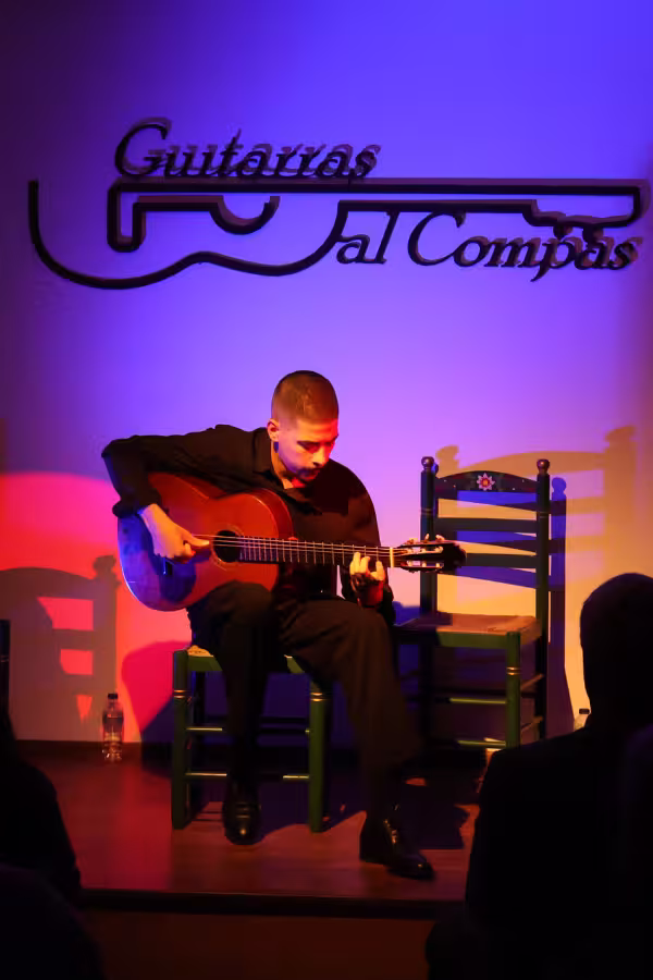 Adrián Godino al toque en el I Ramillete Flamenco en Guitarras al compás