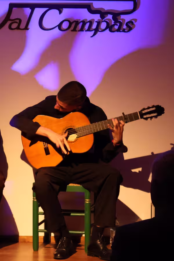 Adrián Godino al toque en el I Ramillete Flamenco