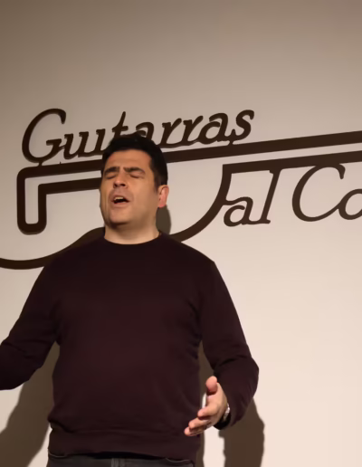 Juan Rivera al cante en Guitarras al Compás