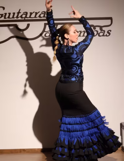 Bailaora flamenca en pleno zapateado en Guitarras al Compás