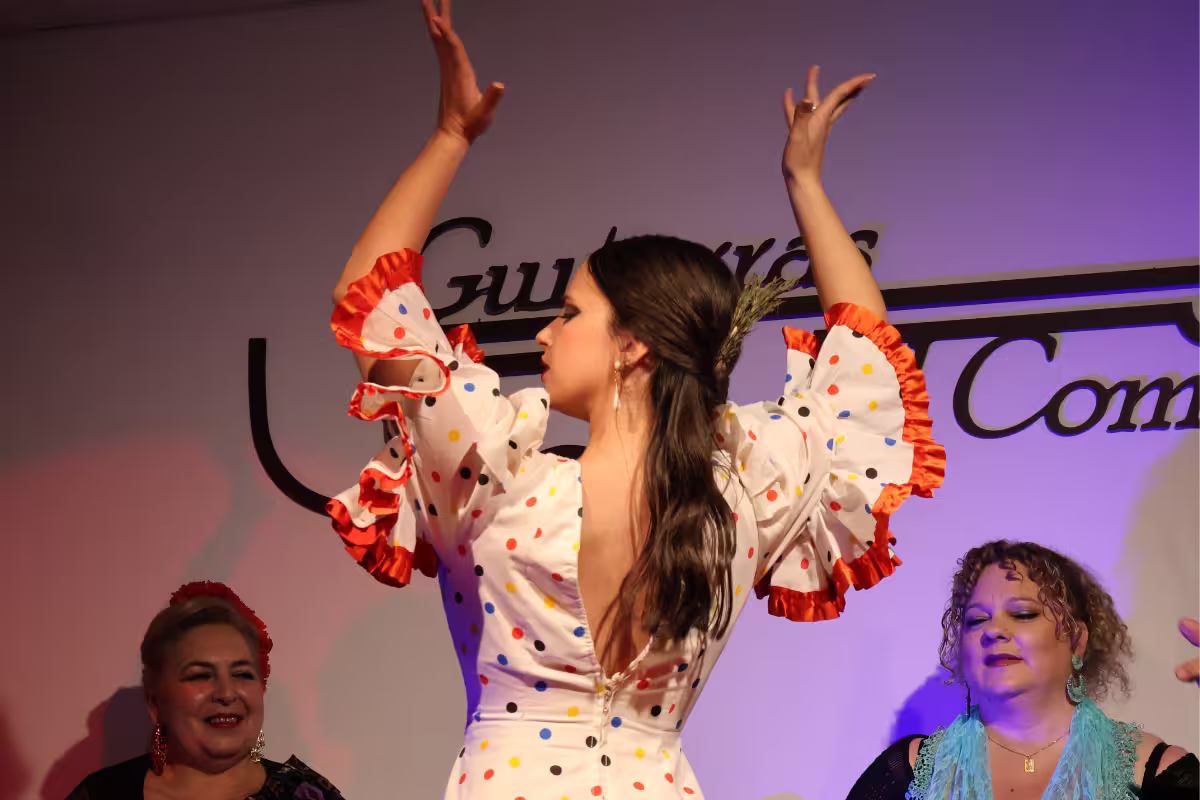 Comienza el espectáculo con el baile de Cristina Gallo en el III Ramillete flamenco