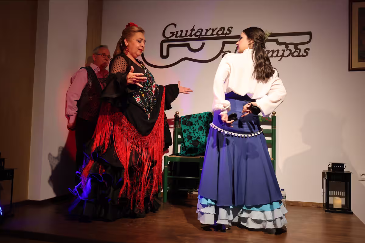 Toñi Miranda Y Cristina Gallo la acompaña con castañuelas en el III Ramillete -flamenco