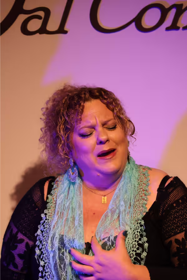 Elena Pino canta con sentimiento en el III Ramillete Flamenco