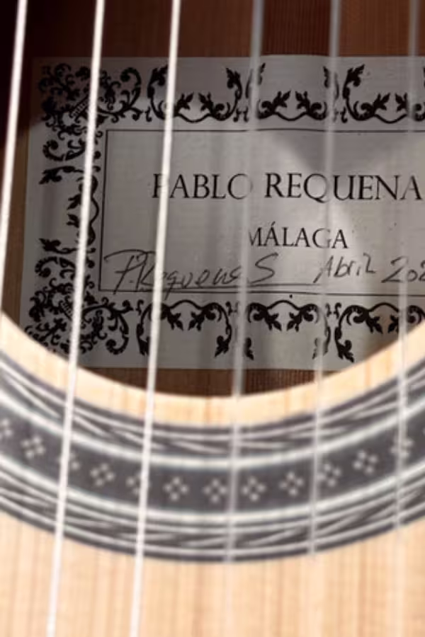 Boca con detalle del constructor de la guitarra