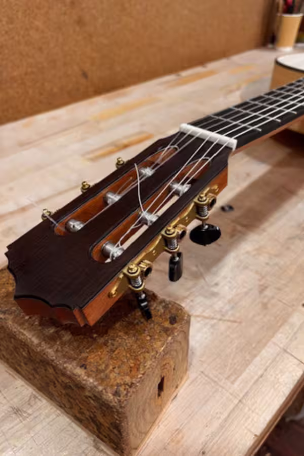 Detalle clavijero de guitarra flamenca artesanal para el premio de jóvenes talentos de guitarras al compas