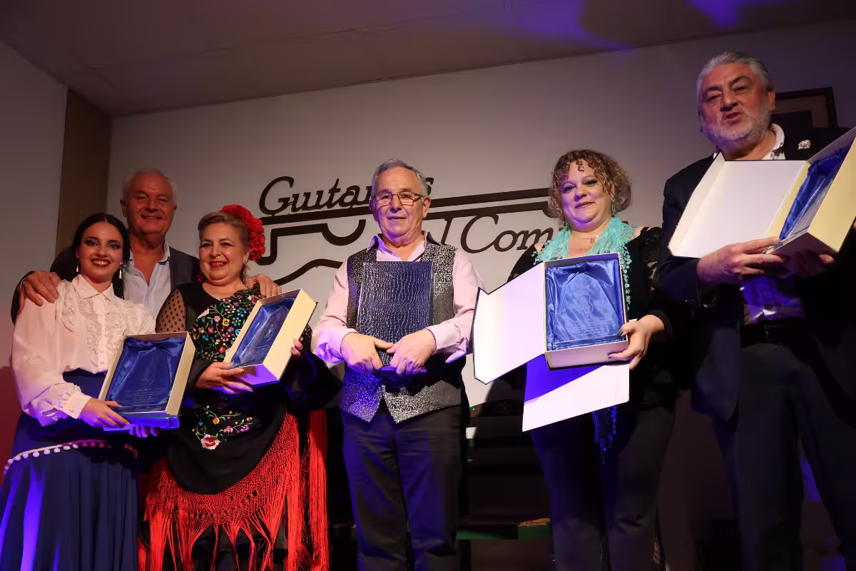 Grupo final con la entrega de agradecimientos por actuar en Guitarras al Compas