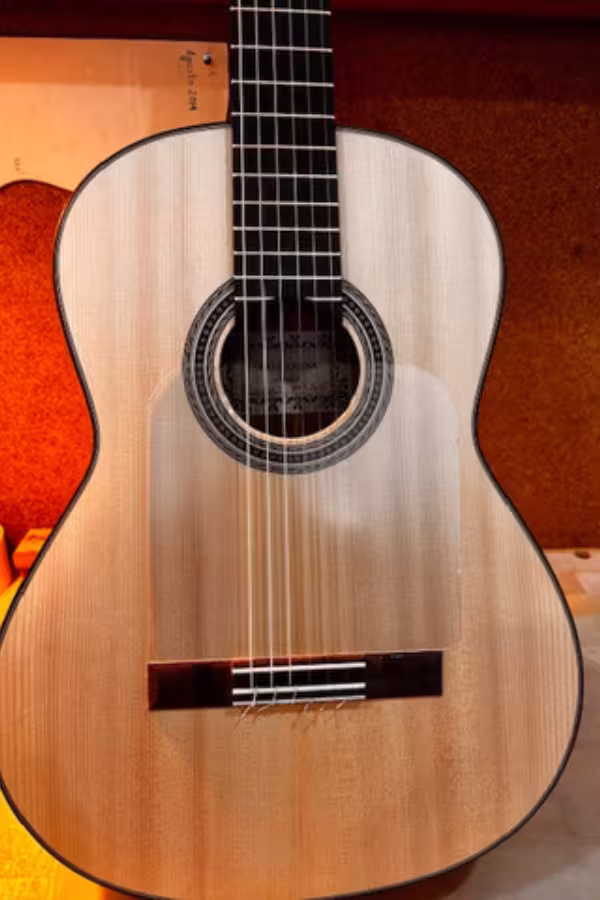 Tapa de pino Guitarra flamenca artesanal para el I Concurso de jóvenes talentos de guitarras al compas