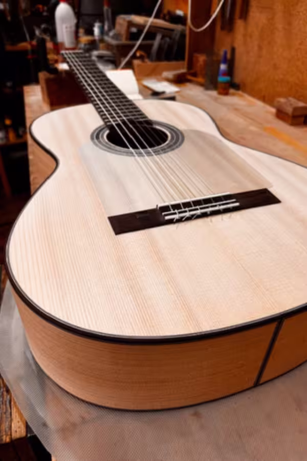 vista completa de guitarra flamenca artesanal para el premio de jóvenes talentos de guitarras al compas