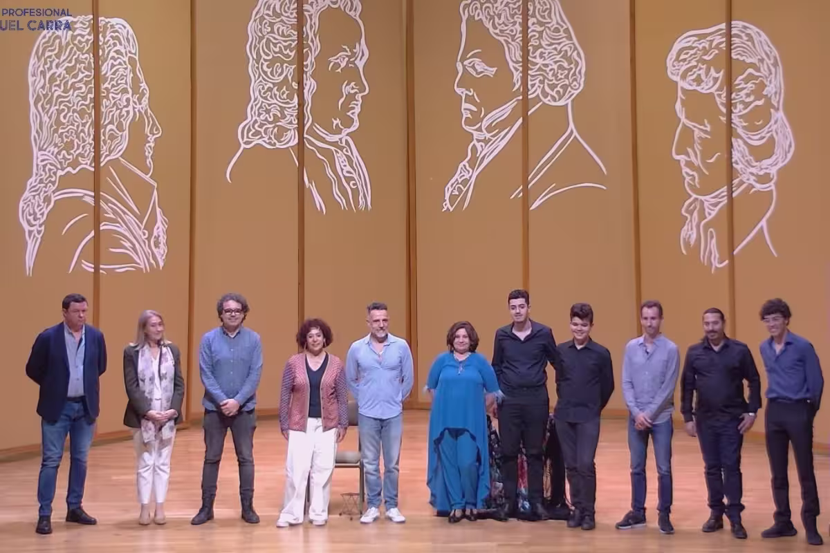 Jurado y participantes del concurso de jovenes talentos